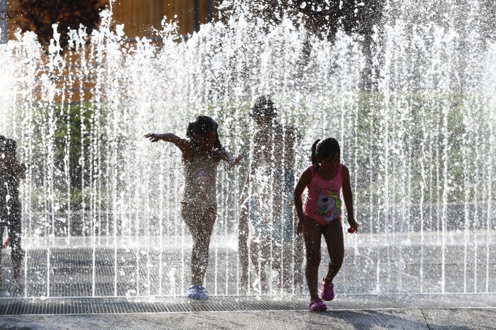 En imágenes I Los zaragozanos combaten en calor en las piscinas y en las fuentes