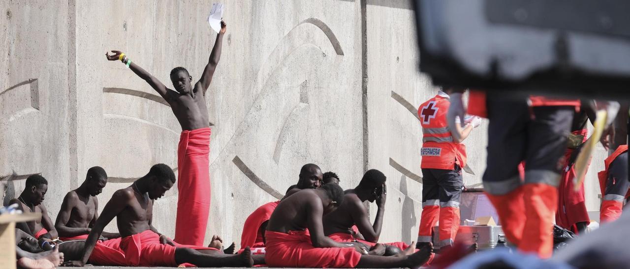 Varias personas migrantes que desembarcaron en un cayuco en Granadilla de Abona.