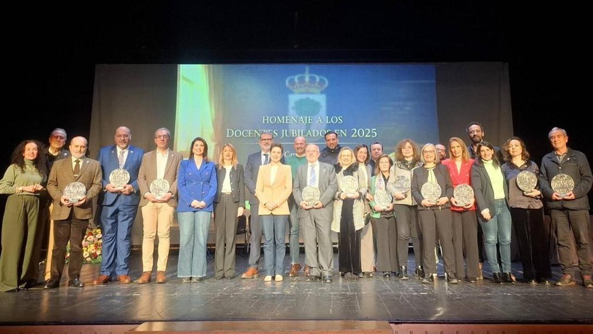 Foto de familia de los docentes jubilados en 2025 en Almendralejo.