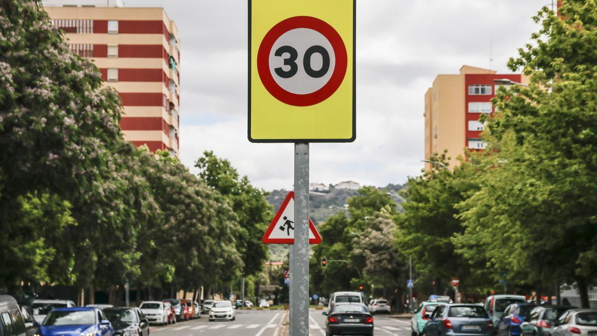 Imagen de la avenida de la Hispanidad de Cáceres, con las limitaciones a 30.