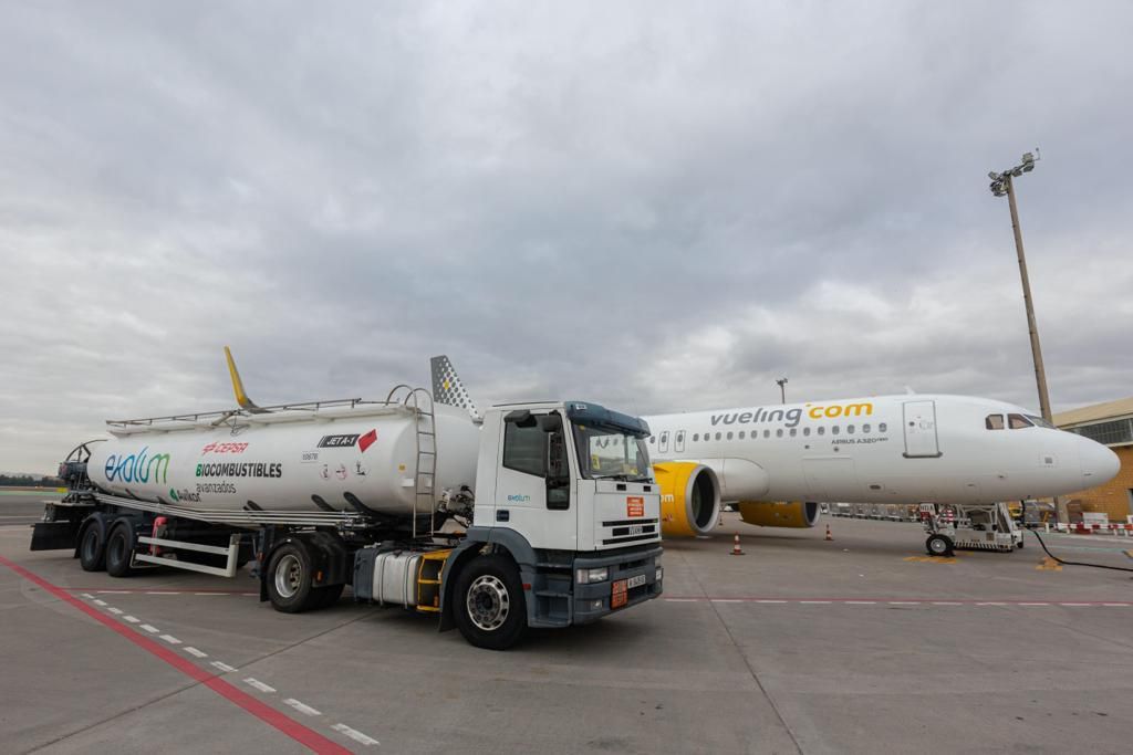 Un camión de Exolum (CLH) suministra biocombustible de Cepsa a un avión de Vueling en Sevilla.