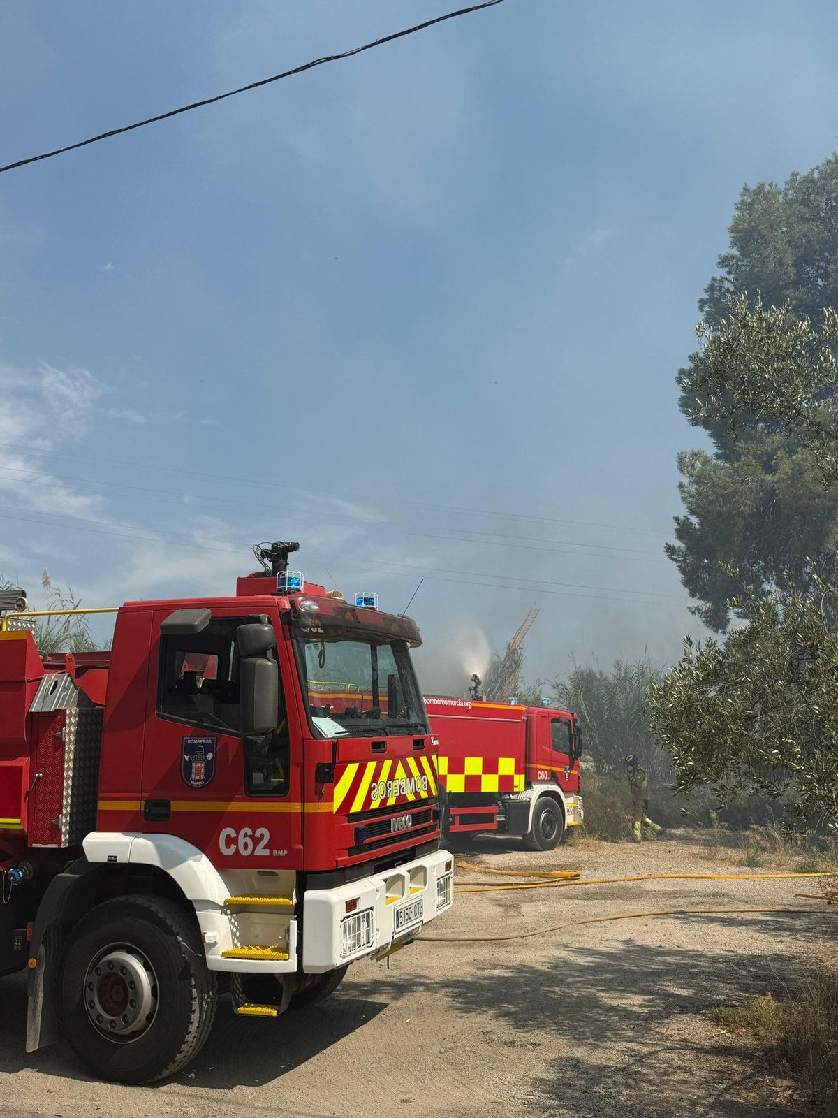 Camiones de Bomberos de Murcia en el lugar del incendio.