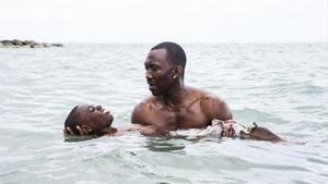 Alex R. Hibbert y Mahershala Ali, en una imagen de ’Moonlight’.