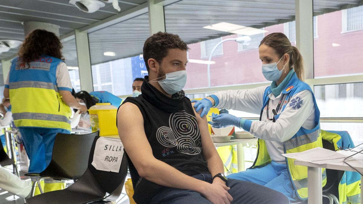 Un hombre recibe la tercera dosis de la vacuna en Madrid.