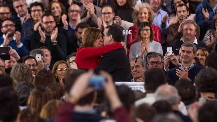 Susana Díaz y Abel Caballero, ayer, en Madrid, abrazándose rodeados de alcaldes y concejales del PSOE.