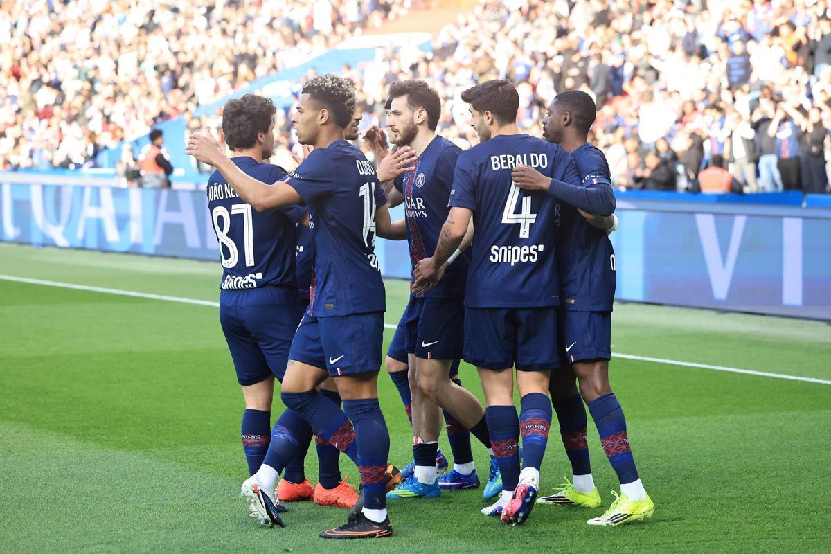 Los jugadores del PSG celebrando su gol