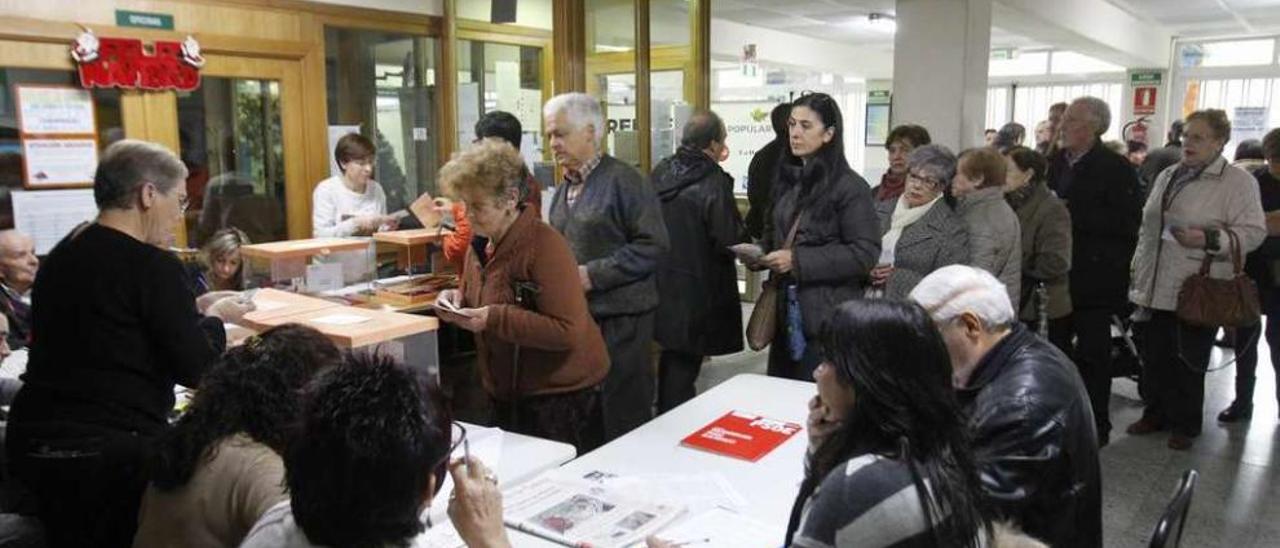 Votantes en una de las mesas electorales de Ourense. // Jesús Regal