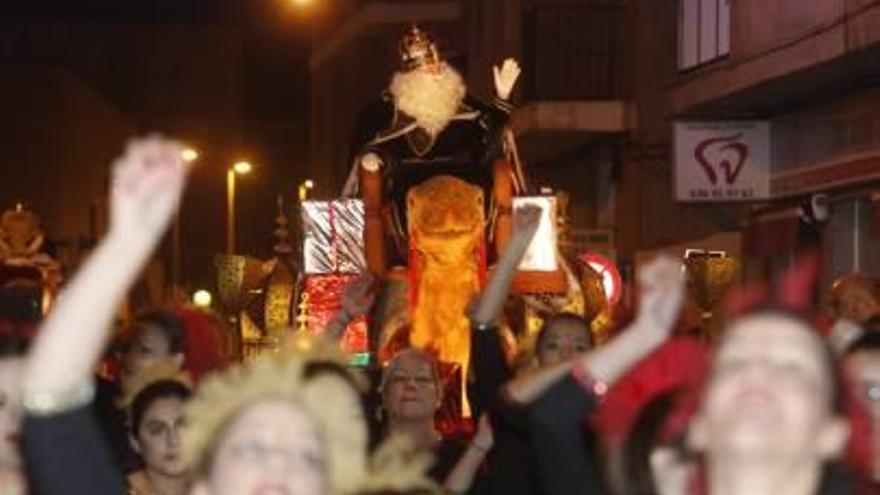 Santa Pola y Crevillent vivieron unas cabalgatas de Reyes Magos que llenaron de magia los dos municipios.