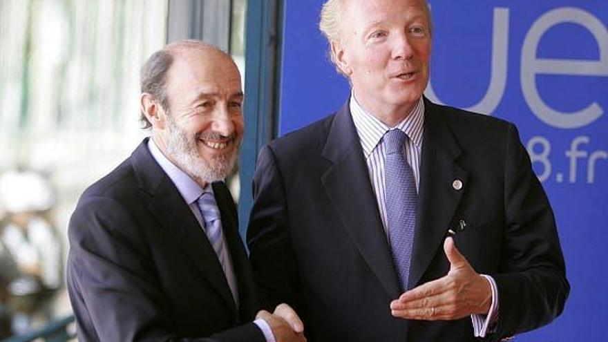 El ministro del Interior, Alfredo Pérez Rubalcaba, saluda al ministro francés de Inmigración, Identidad Nacional y Desarrollo de la Solidaridad, Brice Hortefeux (d), durante la reunión informal de ministros de Justicia e Interior de la UE que se celebra en la ciudad francesa de Cannes