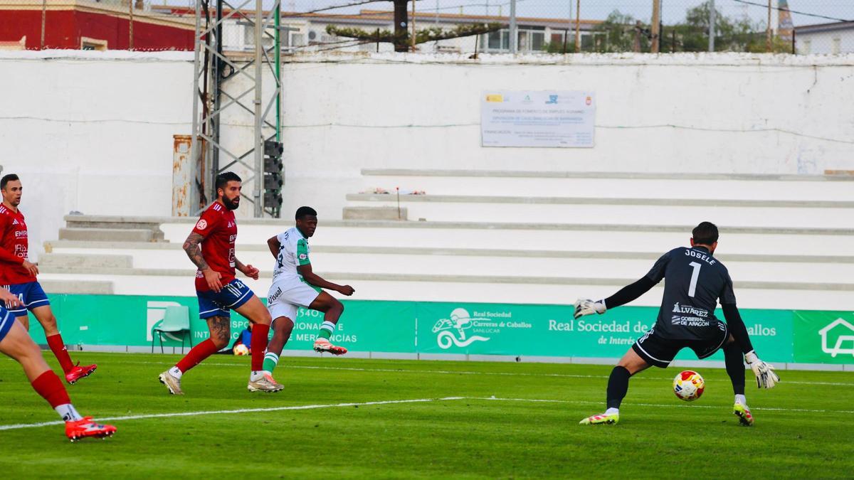 Josele intenta detener el disparo de un jugador local durante el partido.