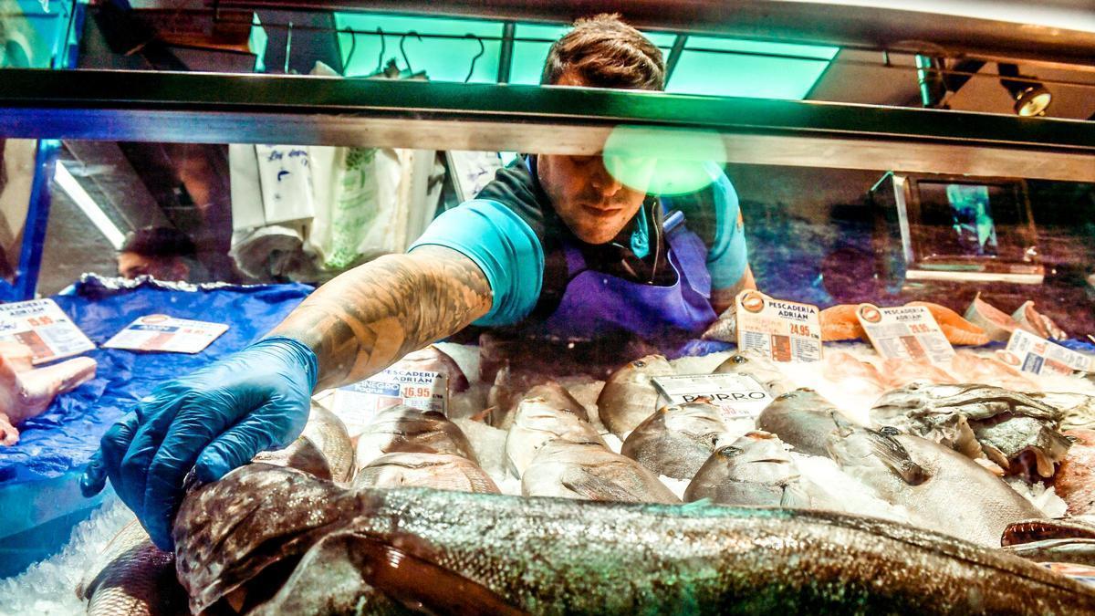 Una pescadería en un mercado de Las Palmas de Gran Canaria durante la campaña de Navidad