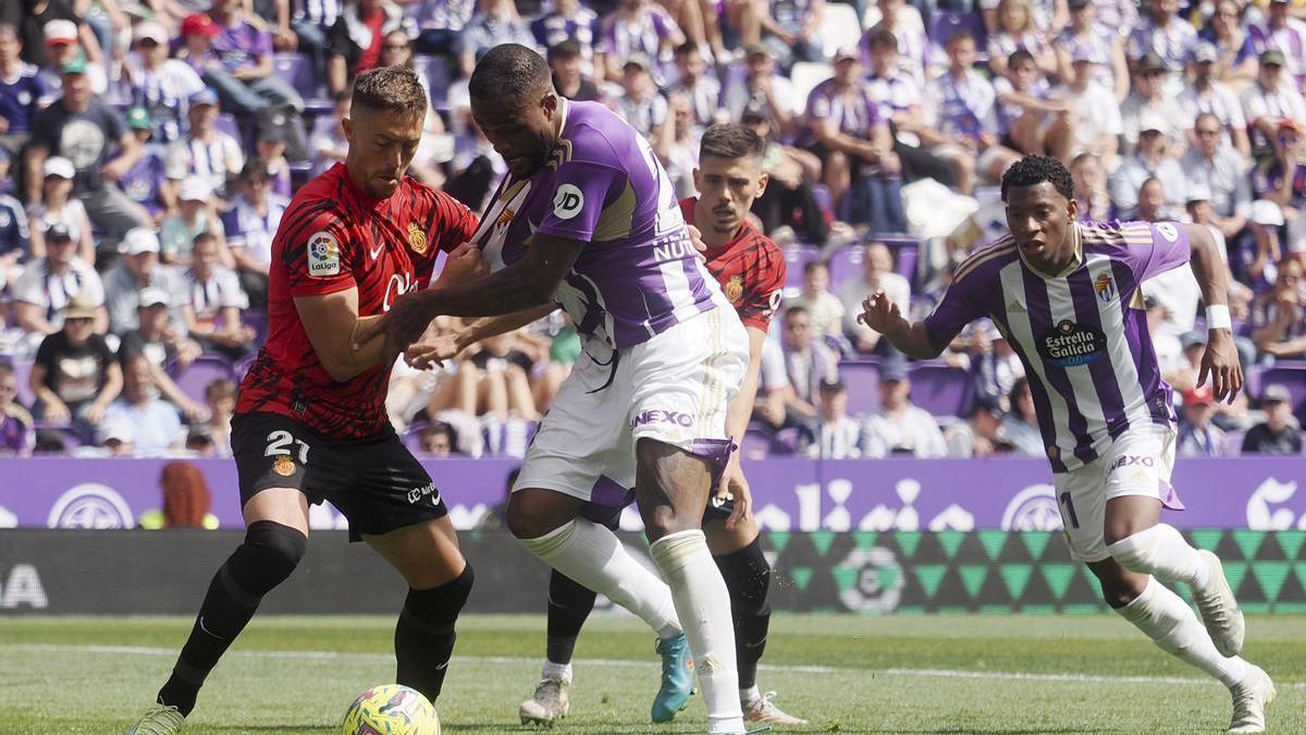 Raíllo sujeta a Larin en el Valladolid-Real Mallorca.