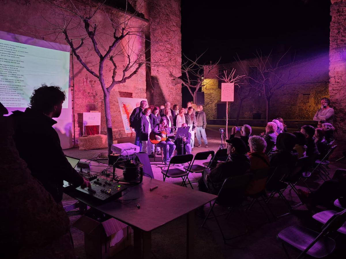 Representació de l’espectacle «Som Terra» al nucli antic de Sant Jordi Desvalls, amb poesia, dansa i música en directe.
