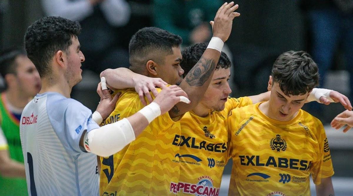 Los jugadores del Leis Pontevedra festejan un tanto ante el Albense, esta temporada. | FDV