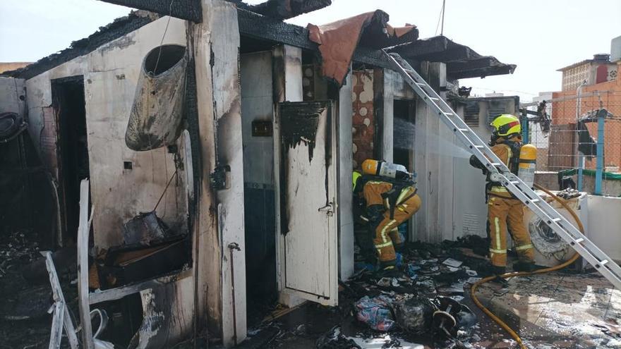 Así ha quedado la vivienda arrasada por el fuego en el Arenal de Xàbia