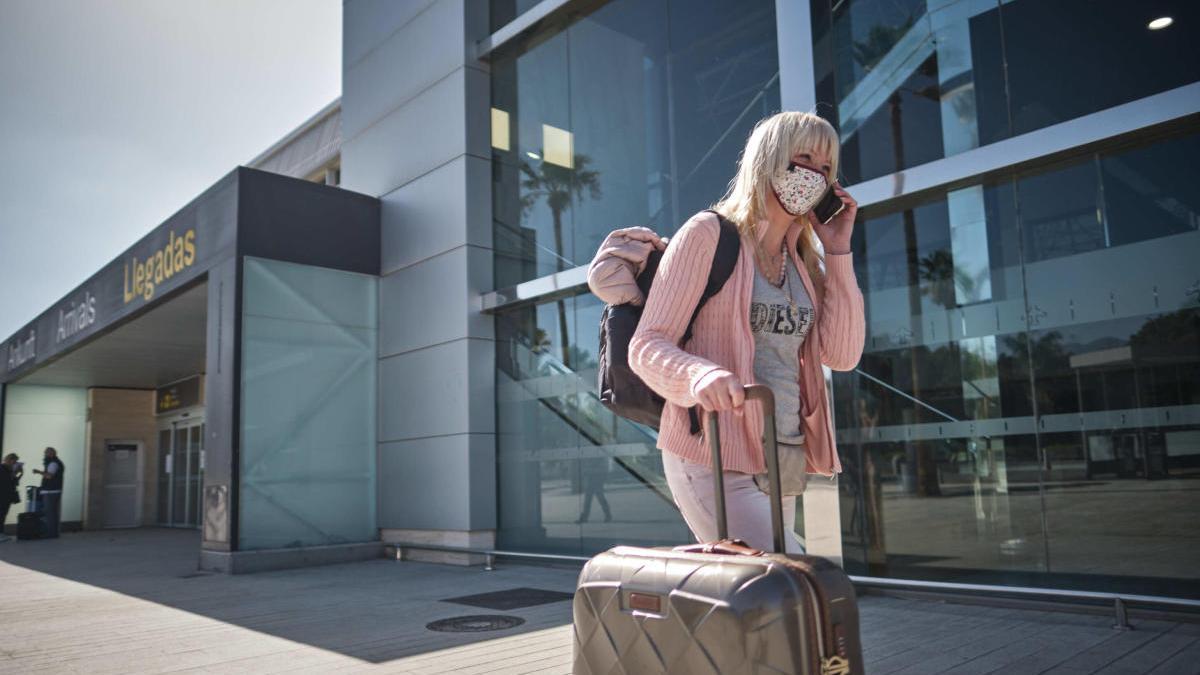 Una turista arriba al Aeropuerto Reina Sofía.