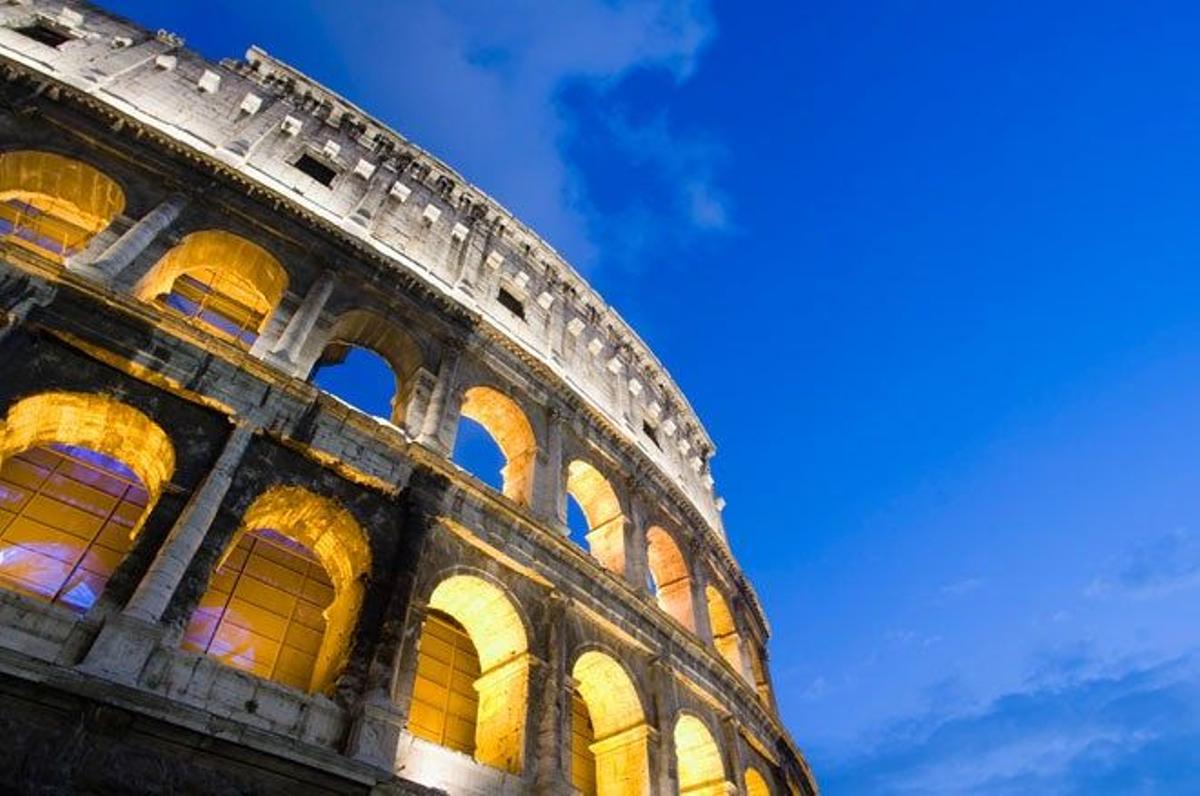 El Coliseo romano fue construido en el siglo I d.C por la dinastía Flavia.