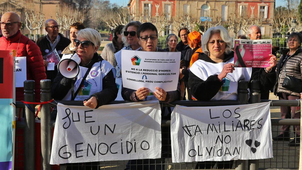 Protesta de familiares de residencias delante del Parlament