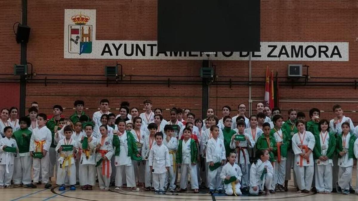Foto de familia de los participantes