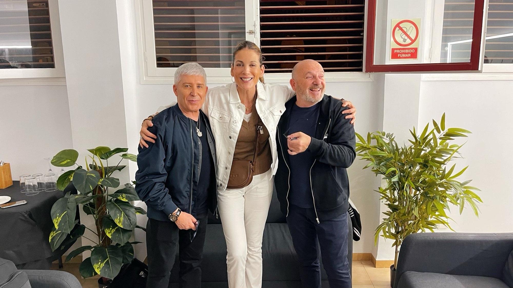 Javier y Pedro José Herrero Pozo, Pecos, con la empresaria Remedios Cervantes en Valencia..jpeg