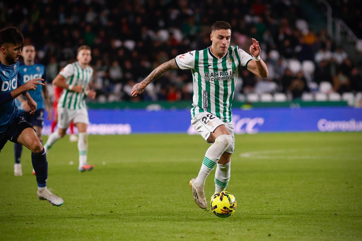 Carlos Isaac conduce el esférico en el choque ante el Cádiz en El Arcángel.