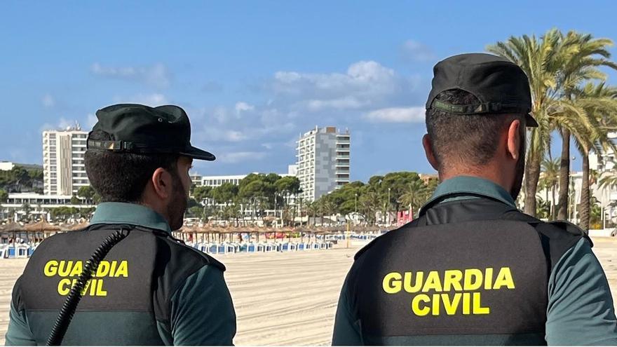 Dos guardias civiles patrullan por las playas de Calvià.