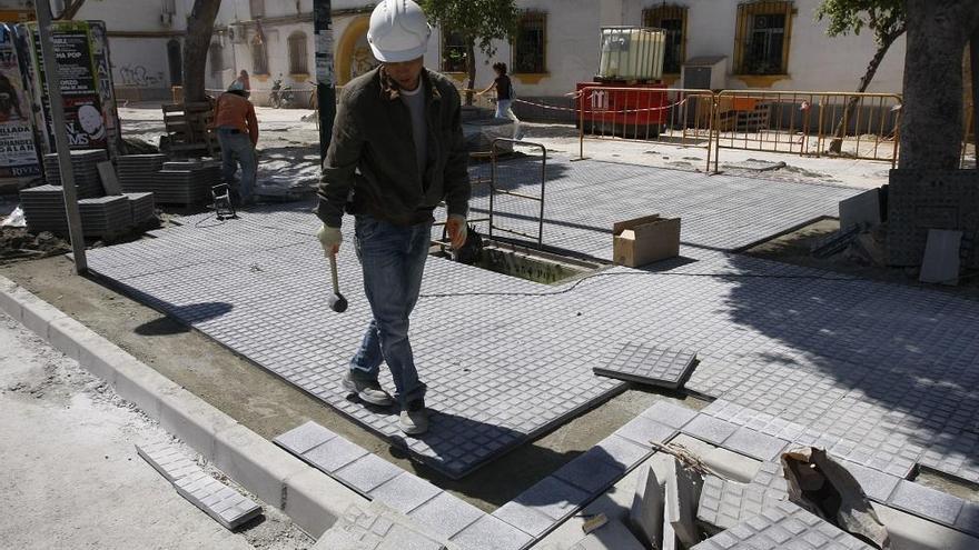 Un trabajador en Málaga.