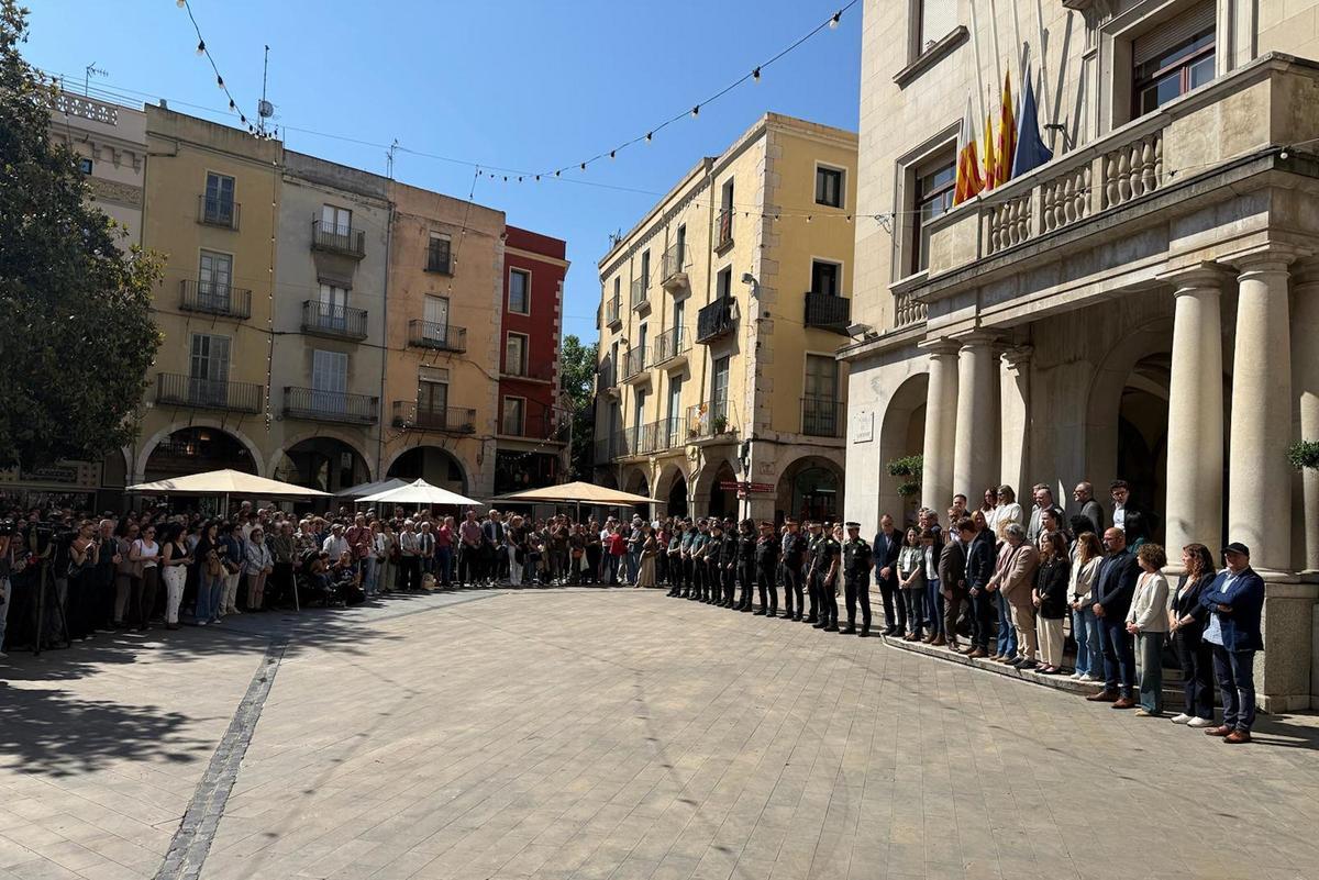 Les imatges del minut de silenci a Figueres per condemnar el crim masclista Les imatges del minut de silenci a Figueres per condemnar el crim masclista