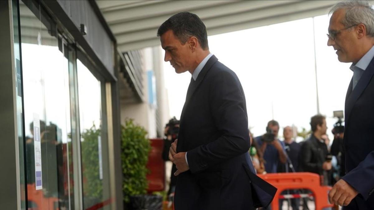 Pedro Sánchez, a su llegada al hospital Puerta de Hierro de Majadahonda, donde está ingresado Rubalcaba.