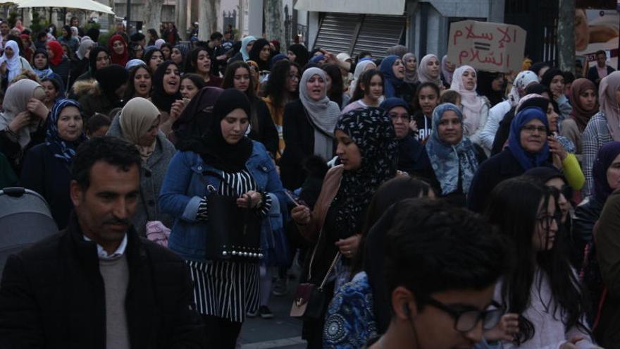 Un centenar de dones marroquines es manifesten a Manresa contra la islamofòbia