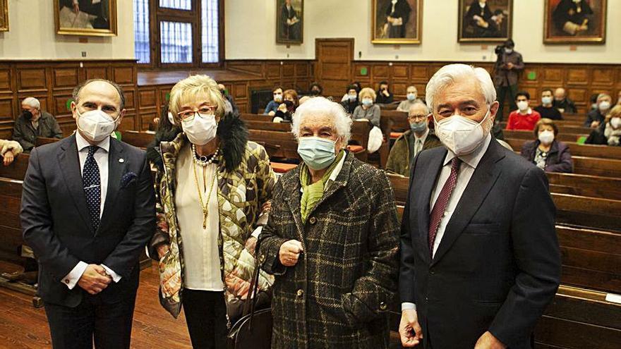 Por la izquierda, Ignacio Villaverde, Josefina Martínez, Carmen Bobes y Darío Villanueva, ayer, en la Universidad. | Bernabé Valle