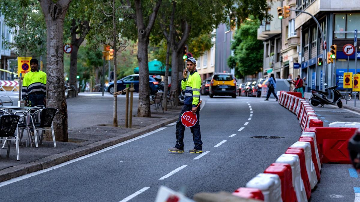 Obras del nuevo carril bici de la Vía Augusta de Barcelona