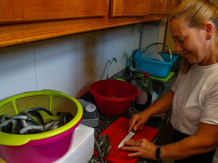 Una de las cocineras preparando anguila.