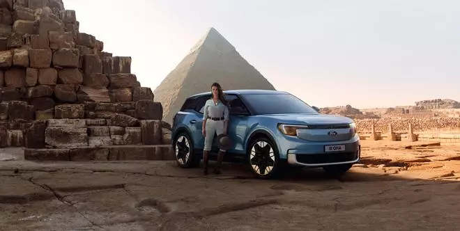La exploradora Lexie Limitless recorre el mundo… ¡en coche eléctrico!