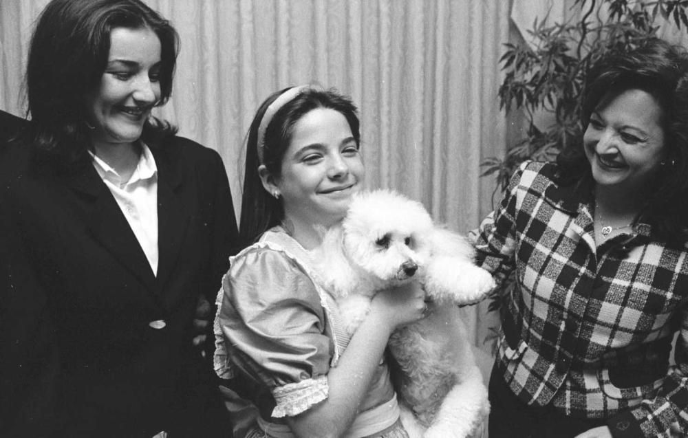 Natalia, con su hermana Laura y su madre, Jenny. (¿Donde se metió Honorio en la foto?). Ambas han contraído matrimonio en el último año recientemente.