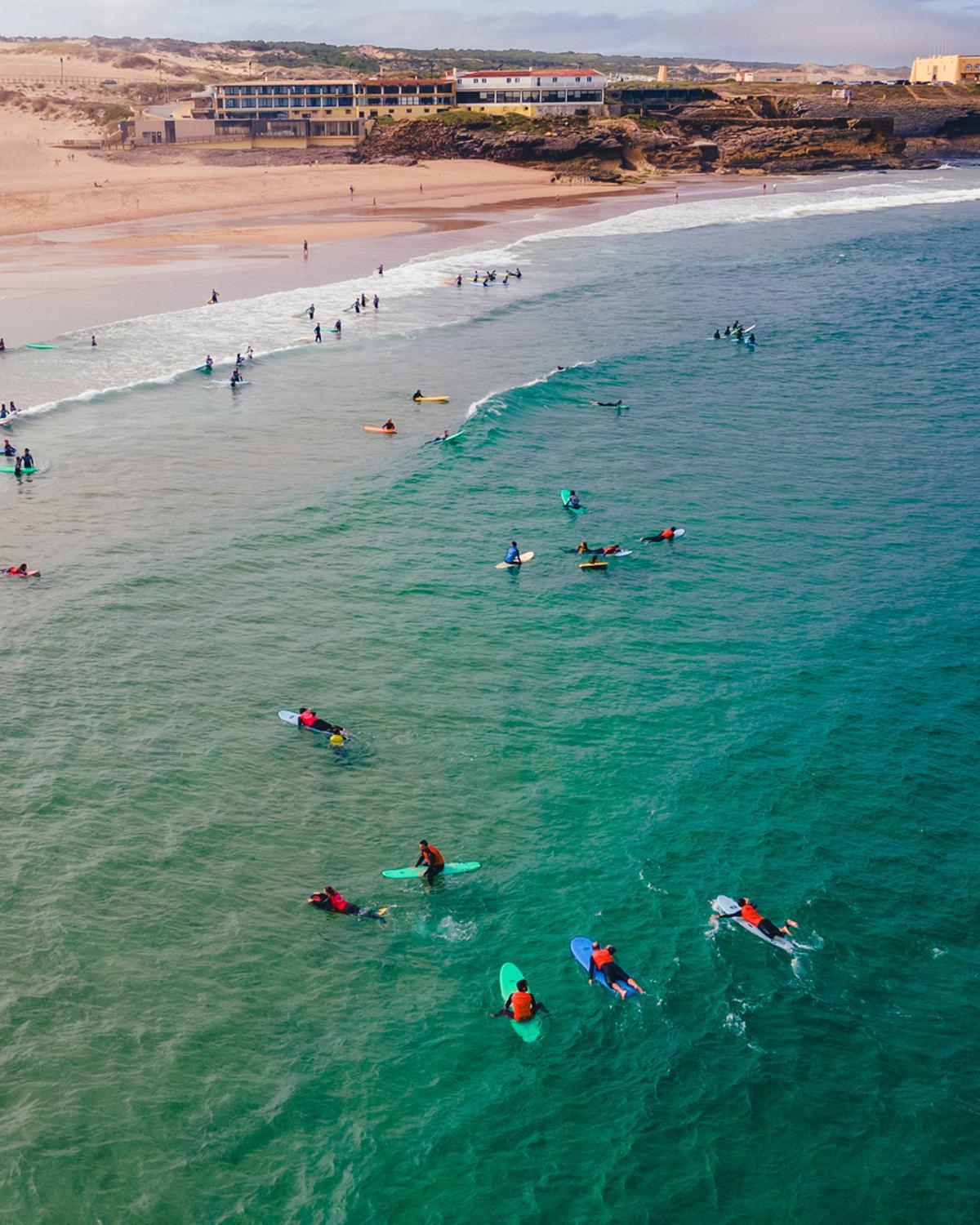 Es una de las playas favoritas de los surfistas en Portugal.