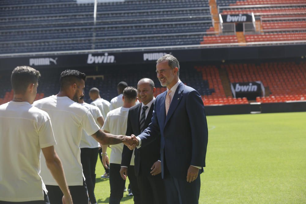 El rey Felipe VI felicita a la plantilla del Valencia CF por conseguir la Copa