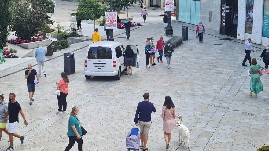 Una furgoneta estacionada en la plaza para hacer el reparto de paquetes desde allí, esta mañana.