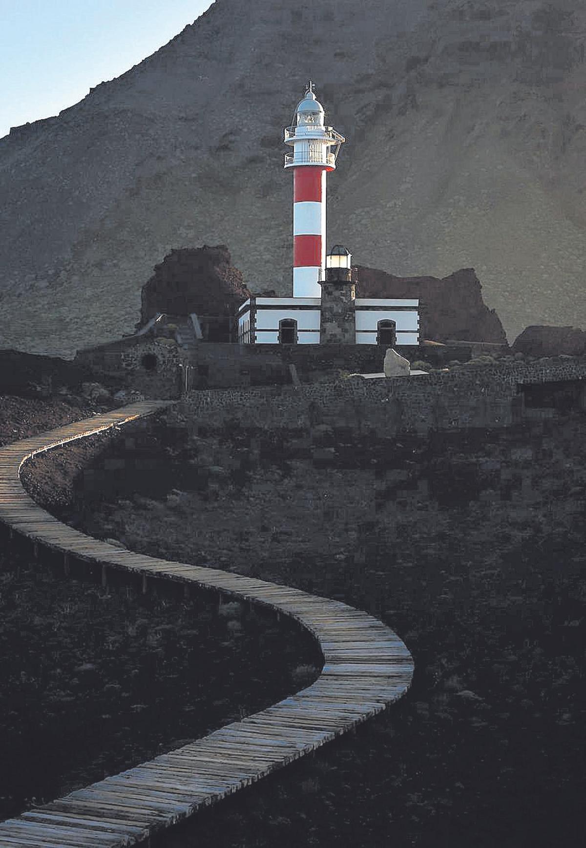 El faro de Teno, que está actualmente en reforma