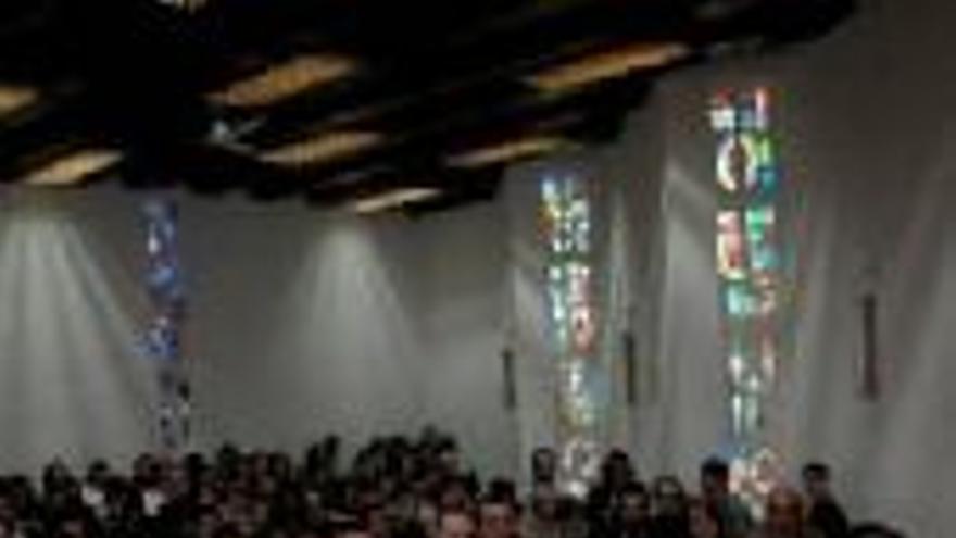 El arzobispo se reúne con 200 estudiantes católicos en Gévora