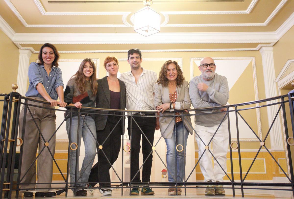 Mónica Pérez, Marina Salas, Nuria Mencía, Francesco Carril, María Dolores Padilla y Javier Cámara, en el Principal.