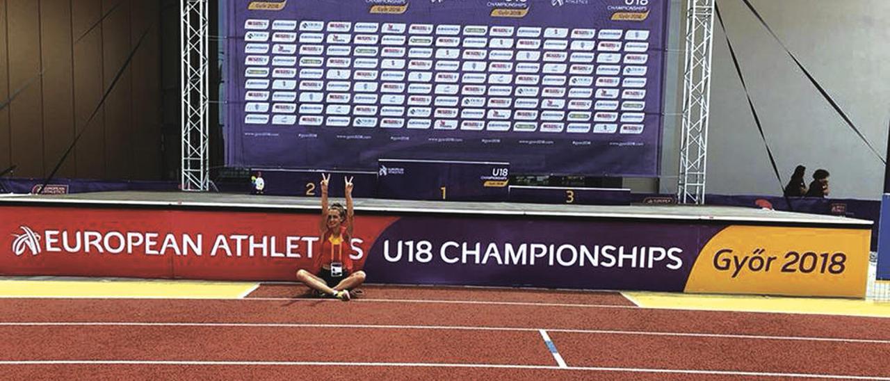 Iria Rivas hace el signo de la victoria, ayer, sobre la pista donde hoy debutará en el Europeo Sub 18.