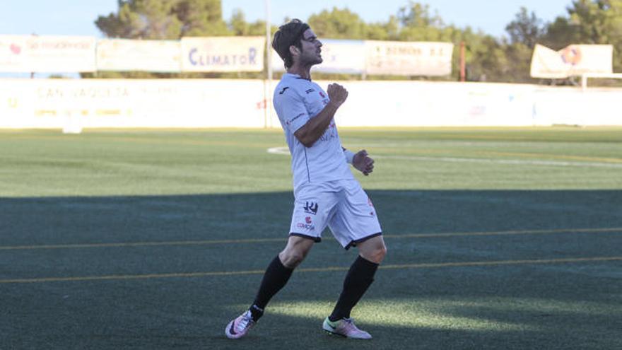 Ortiz, delantero de la Peña, celebra uno de sus goles.