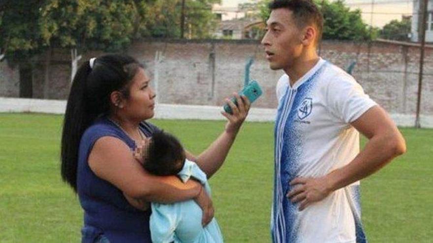 Una periodista cubre un partido de fútbol con su bebé en brazos en Argentina