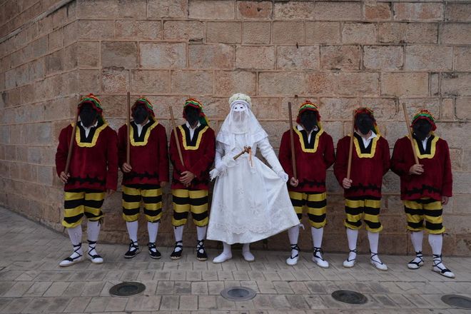 Castelló recibe con honores al Santísimo en la procesión del Corpus Christi