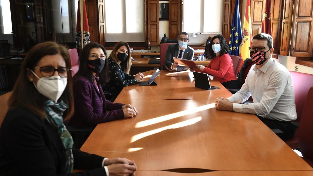 Un momento de la firma del convenio 1, con el Rector y la Consejera al fondo