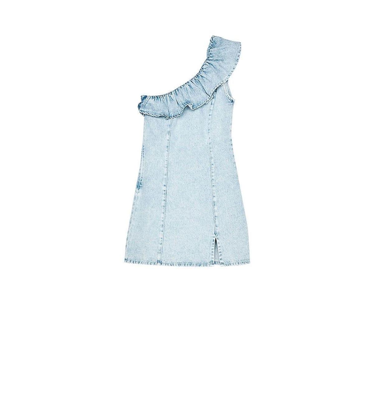 Vestido denim con volante de Bershka. (Precio: 29, 99 euros)