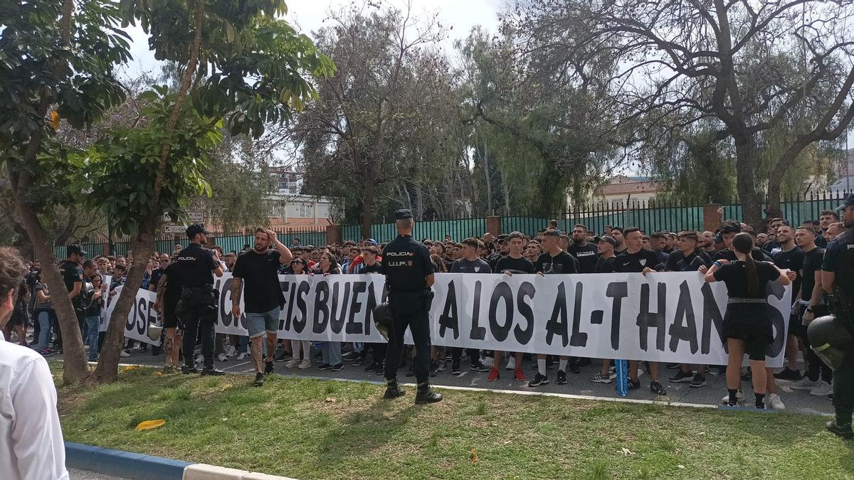 Protesta de la afición del Málaga CF antes del último partido de Liga, ante el UD Ibiza.