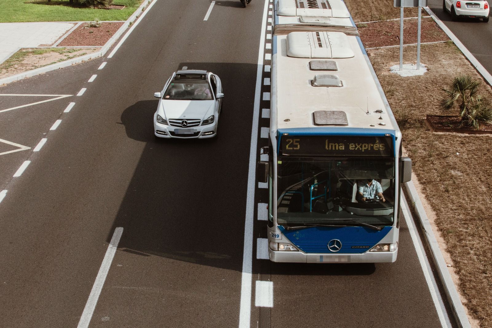 Die neue Busspur auf der Flughafenautobahn