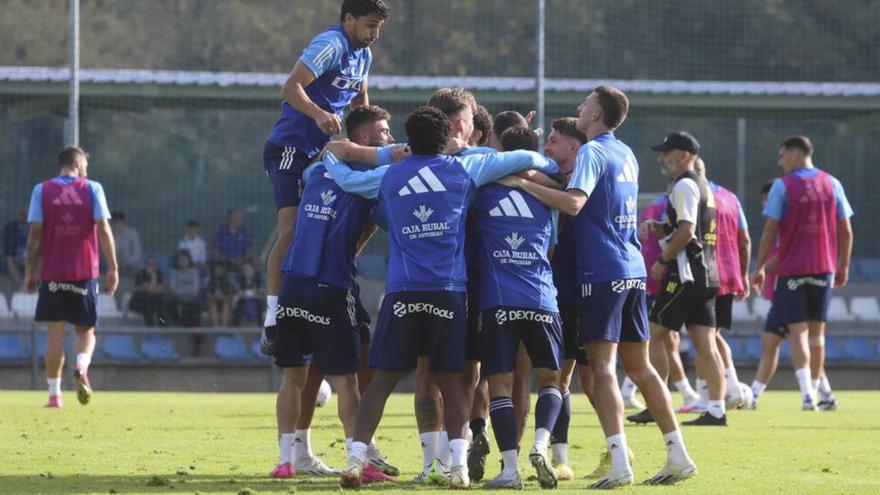 Los jugadores del Oviedo, haciendo piña en El Requexón. | Luisma Murias